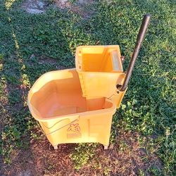 Rubbermaid 35qt Mop Bucket $40 obo