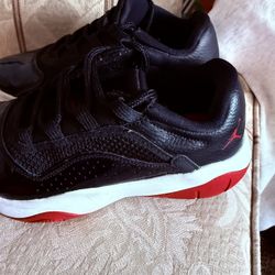 Air Jordan 11 CMFT Low 'Negro Blanco Rojo' NIÑOS