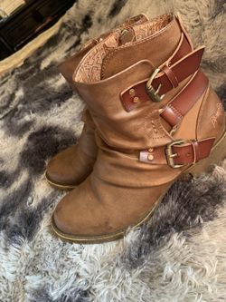 Women’s boots size 8.5