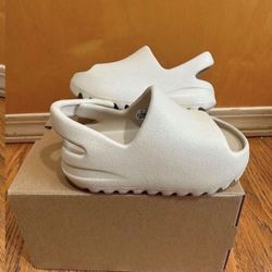 ADIDAS YEEZY SLIDE BONE FZ5889 INFANTS  Size 7K Brand New
