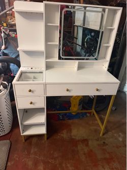 Vanity desk with mirror