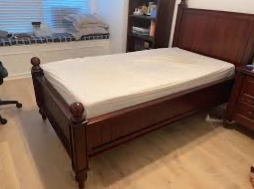 Beautiful Twin Size Bed With Mattress 