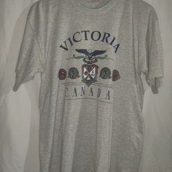 Impressions Canada Vintage Victoria Canada Tshirt Single Stitch Size: Large.

Shirt contains some stains and wear from age and use shown in pictures. 