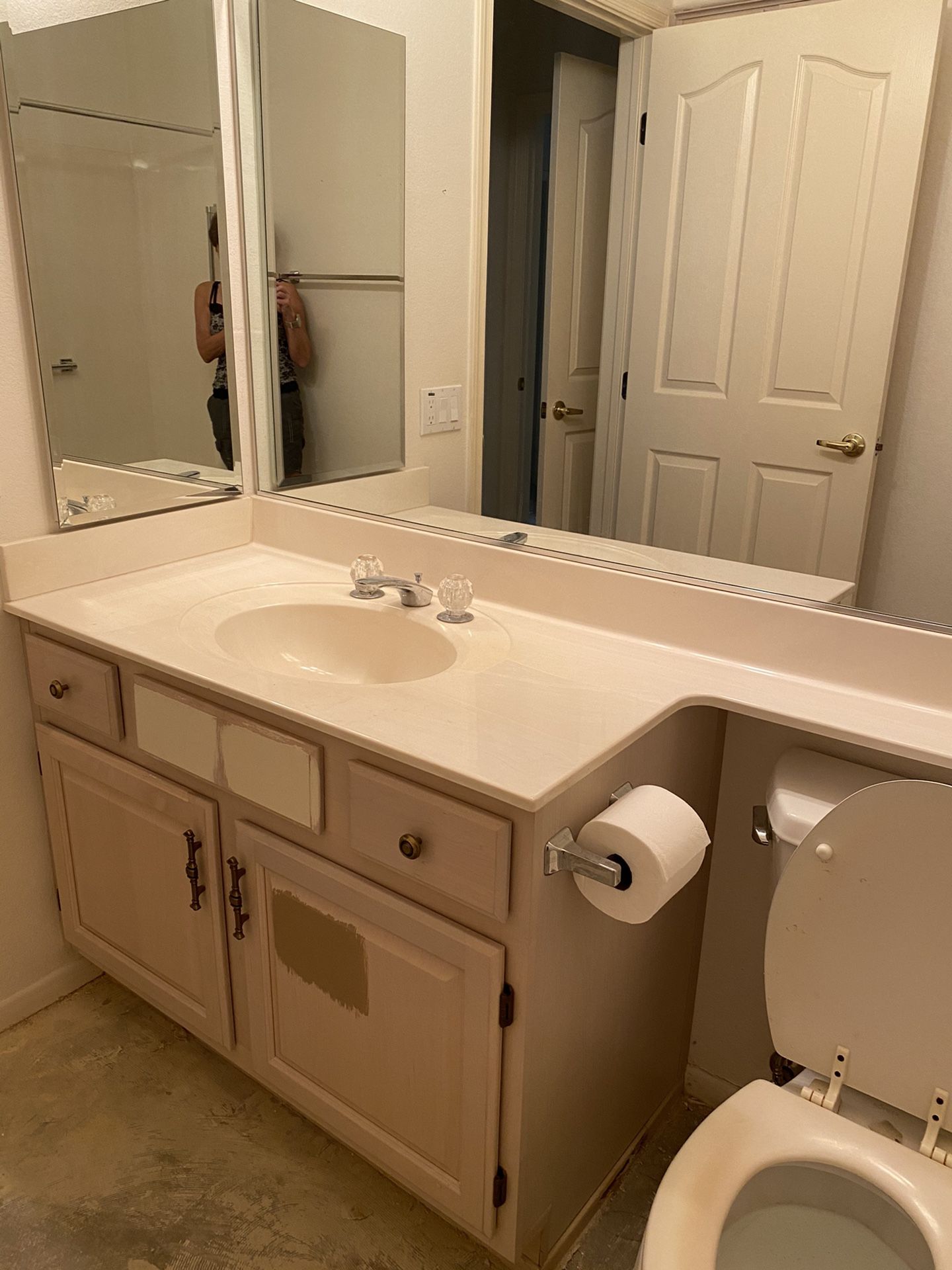 Bathroom vanities (3) w sinks and mirrors