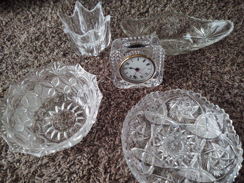LOT: VINTAGE GLASS ITEMS AND CRYSTAL CLOCK