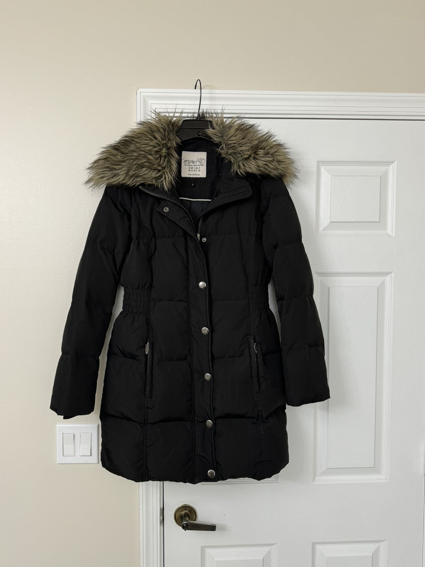 Ladies size 6  Esprit Black Down Feather Filled Winter Park Jacket Can Be Worn With Or Without Fur Trim Like New Condition In Weston