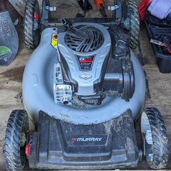 Slightly Used Self Propelled Mulching With Bag.