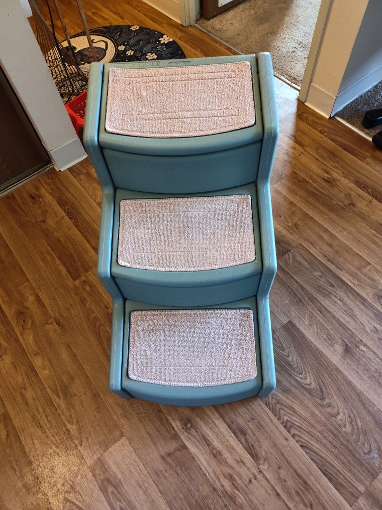 ($30) Like New Pet Gear Three-step Stairs 