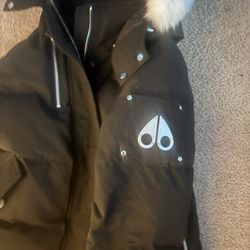 Moose Knuckle 3q jacket size small white fur