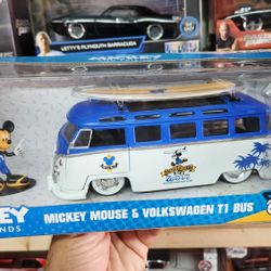 Jada Toys Disney Mickey and Friends 1:24 Volkswagen T1 Bus Die-cast