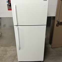 30″ Insignia Top Freezer Refrigerator