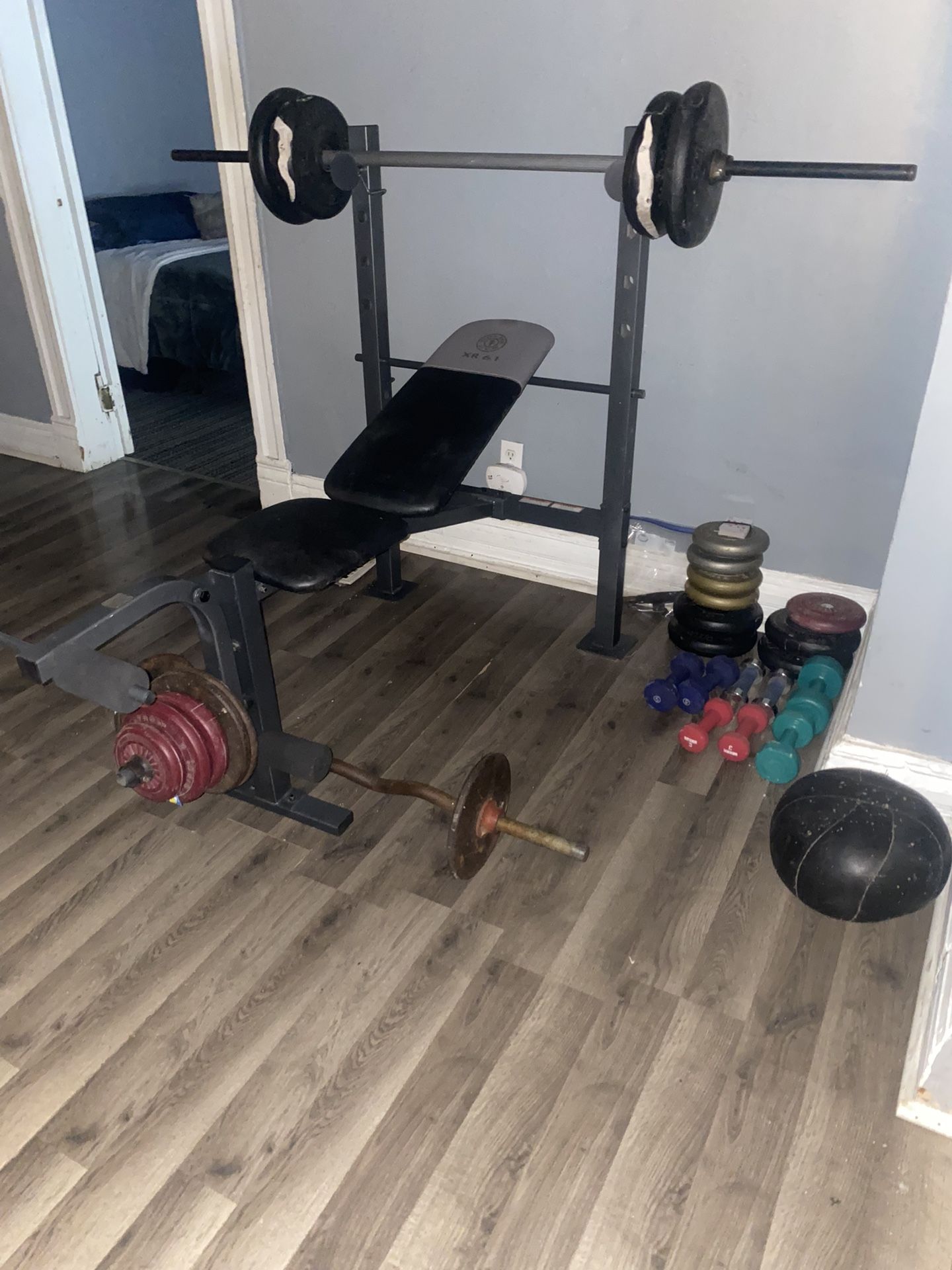Gold Gym Weight Bench And Weights for Sale in Troy IL OfferUp
