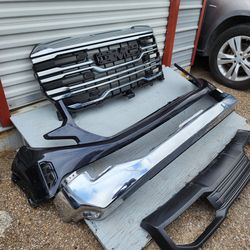 Vendo  un frente de gmc sierra 1500del 2022 hasta la 2026  le quedan 
 
Parilla
Plástico de la defensa
Defensa cromada 
Platico debajo de la defensa