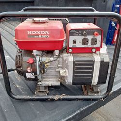 Honda Gas Powered Electric Generator EG 2500 Camping Hunting Excellent Working