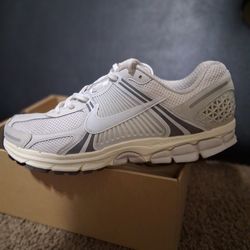 NIKE ZOOM VOMERO 5
