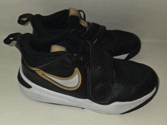 Nike Team Hustle D11 Low Black Metallic Gold Size 2.5Y