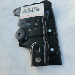 Toyota Bracket Support To Front Fender