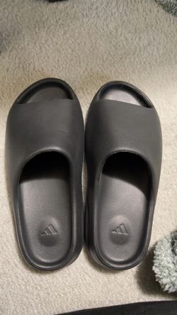 Men’s Yeezy slides size 10