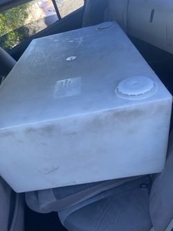 Water tank low profile