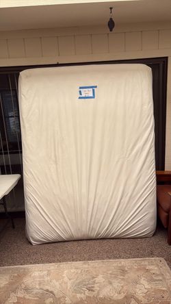 Like new queen mattress