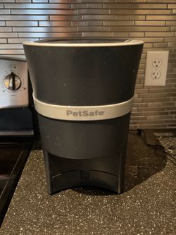 Pet safe Dog feeder