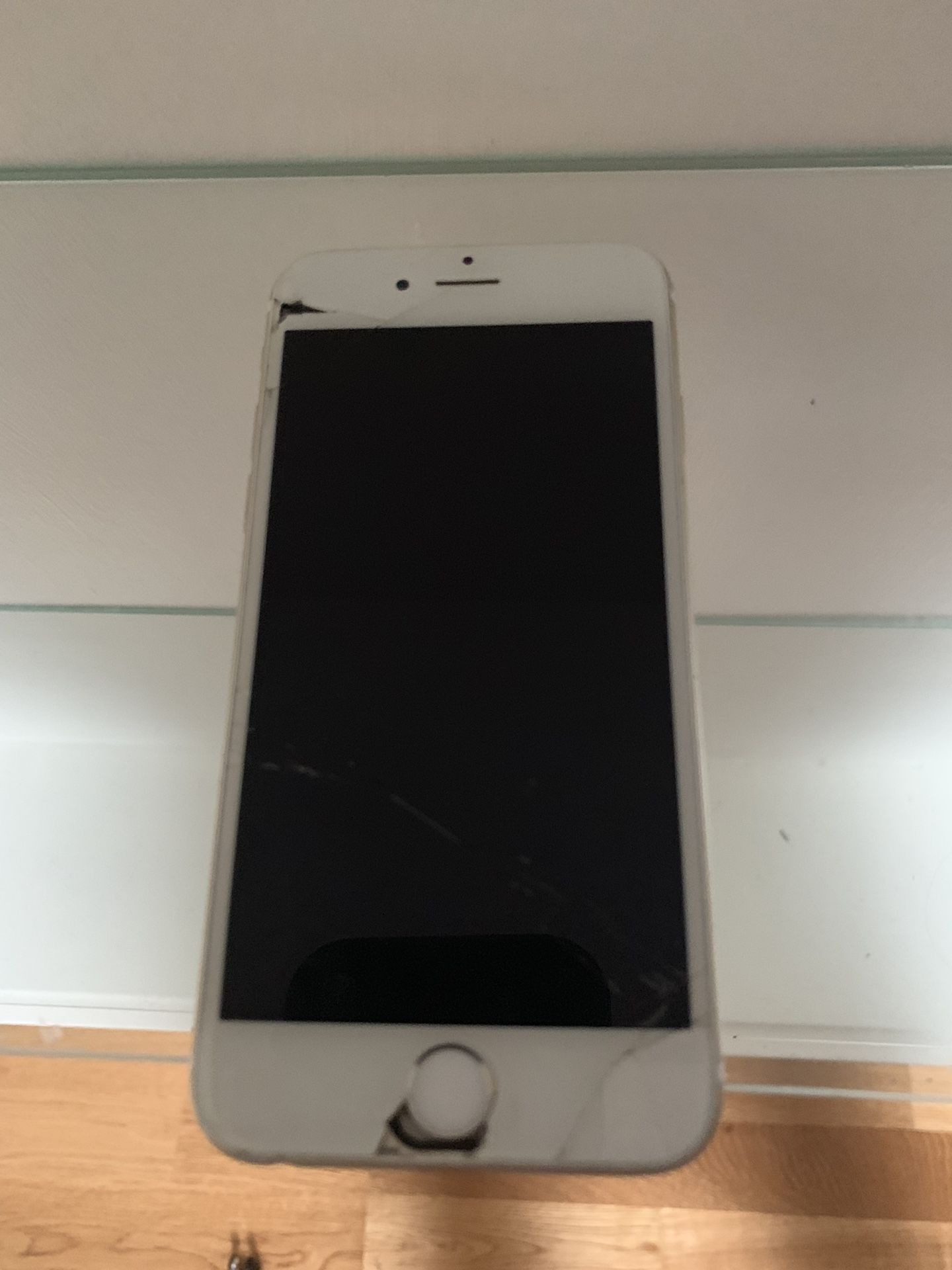 IPhone 6s, cracked screen, white