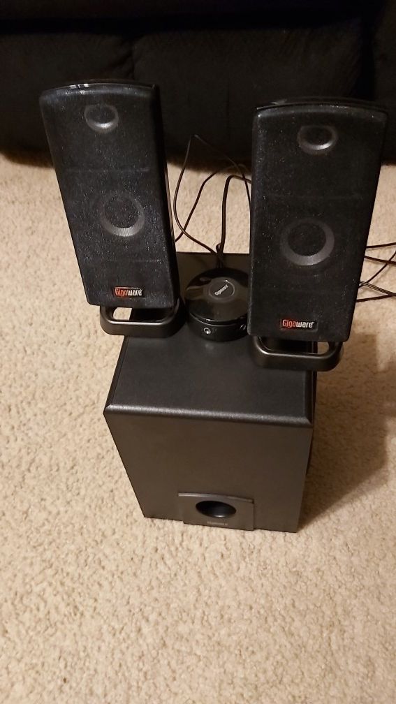 Gigaware computer speaker setup w/ sub