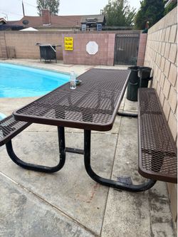 Picnic table