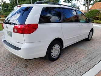 2010 TOYOTA SIENNA MINIVAN EXCELLENT CONDITION!