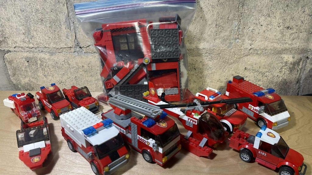 FIRE STATION BUILDING AND FIRE CARS LEGOS