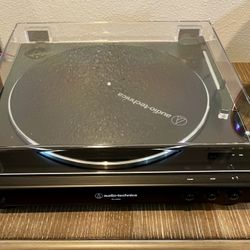 Vinyl Player (Almost New Condition)