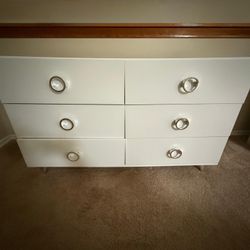 PICK UP ONLY - Modern 6-Drawer Dresser – Glossy White Finish | (Like New!)