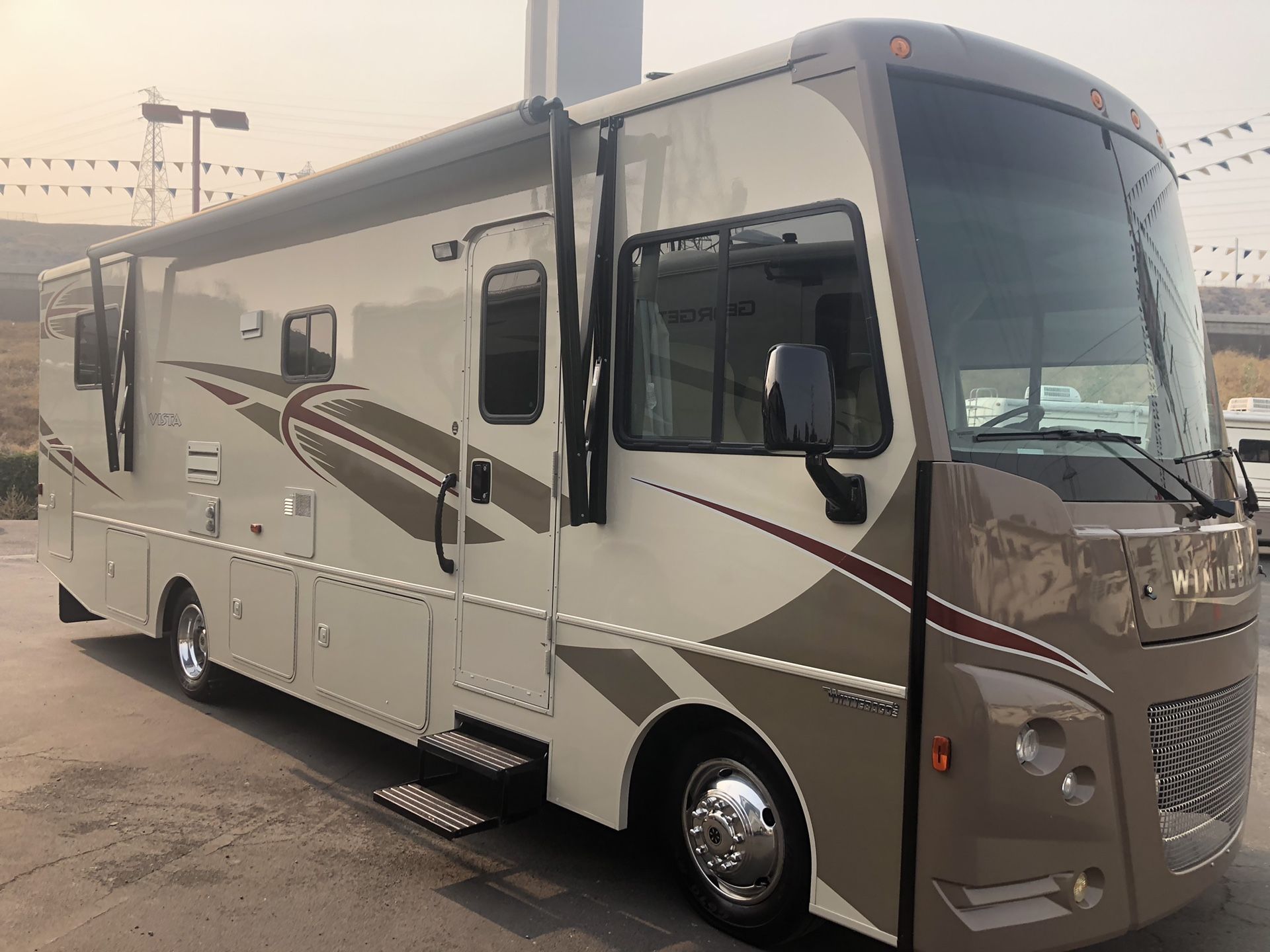 2016 Winnebago 31KE Vista. 31ft long class A Motorhome - Financing Avail