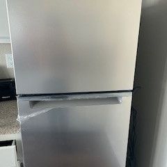 Whirlpool Full-size  Stainless N Silver Fridge Almost New