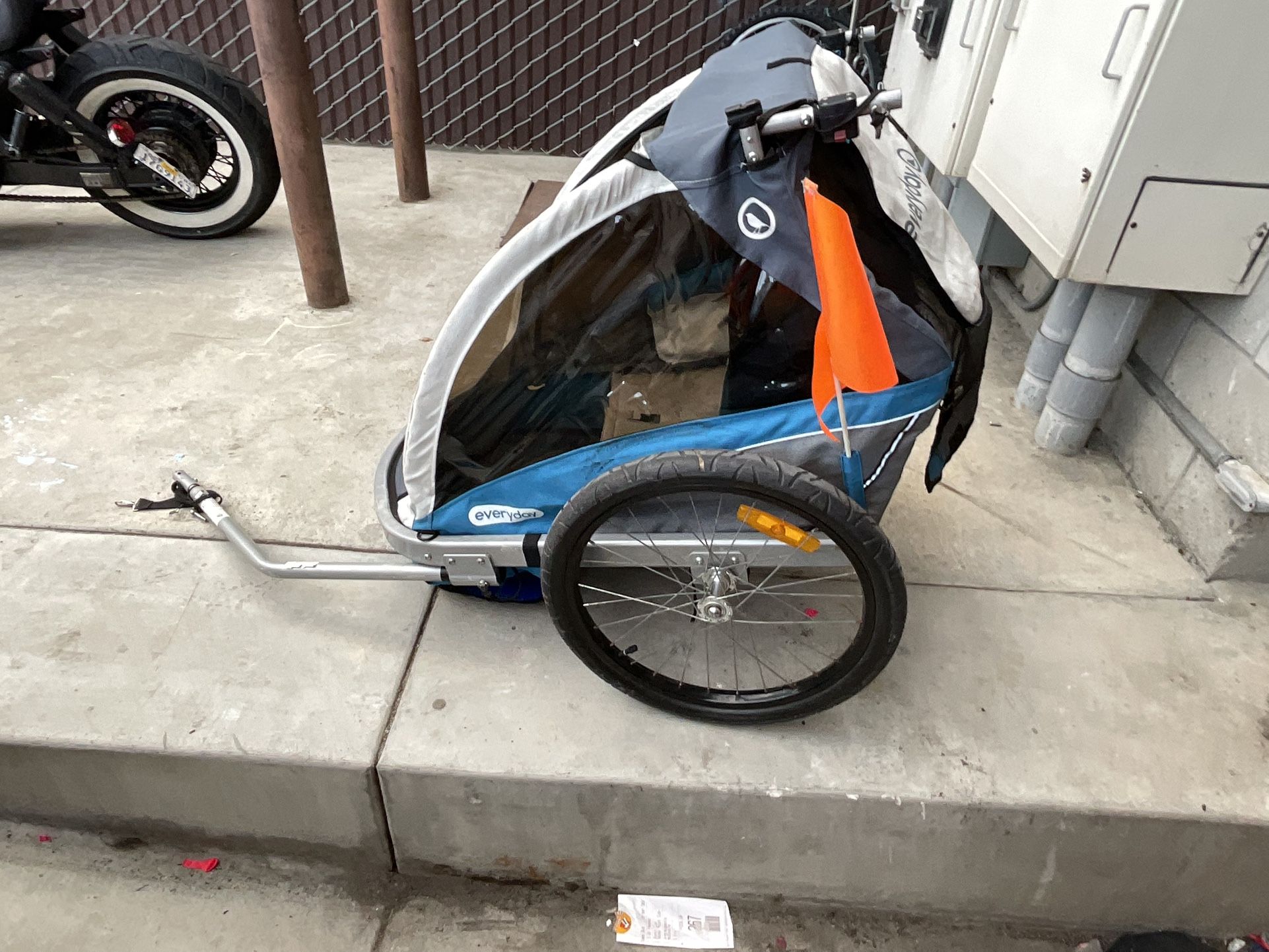 Bike Trailer Xl Collapses Seats Two Seat Belts Have Been Removed