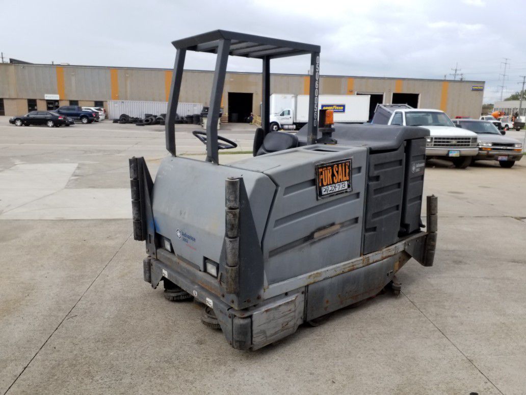 Advance Nilfisk 2052 sweeper/ scrubber 36V, charger available.