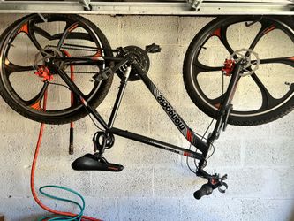 Mongoose Mountain bike with disc brakes.