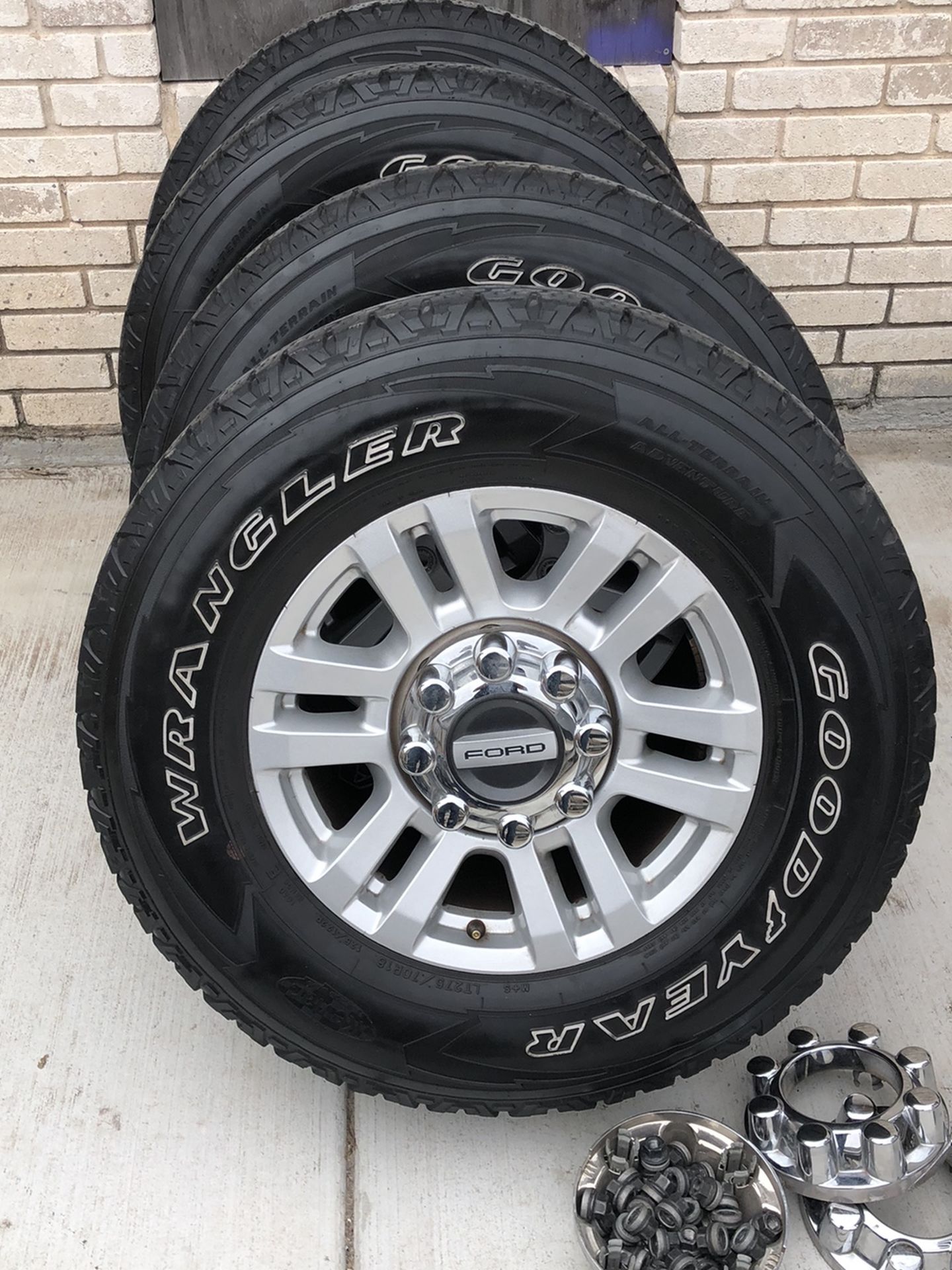 2017 F250 Used Wheel And Tires 275 70R 18 for Sale in Edinburg, TX