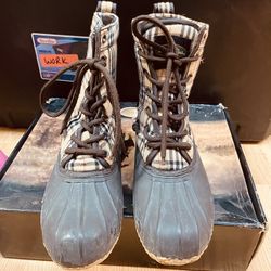 Women Snow boots Size 10 $25 “NO HOLDING “