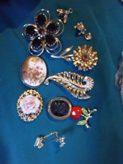 Vintage 8 Brouches/Pins