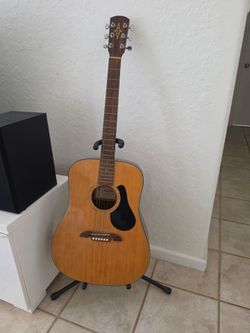 Beautiful Alvarez acoustic guitar in very good condition. Great sound, comfortable to play, and perfect for beginners, students, or anyone looking for