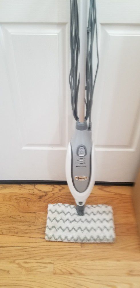 NEW cond Shark STEAM CLEANER WITH POWERFUL SUCTION  , WORKS EXCELLENT  , IN THE BOX 