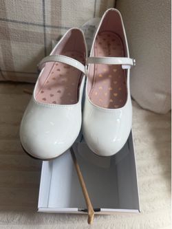 Girls white dress shoes, size 6