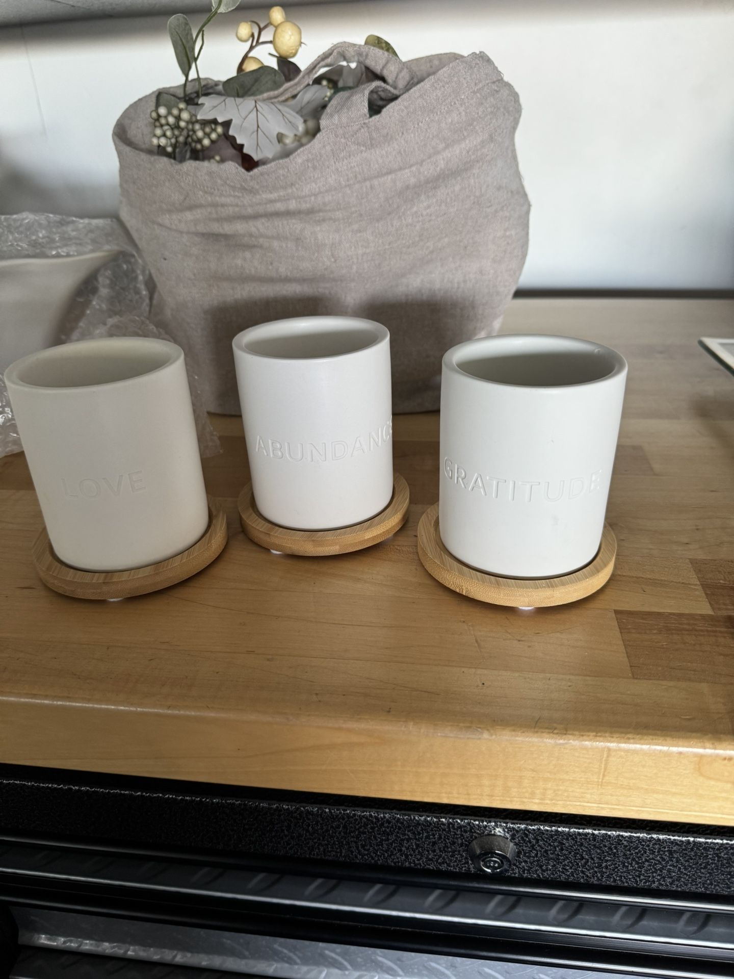 3 Ceramic Lots With Wood Tray