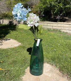 🌿 Tall Green Glass Vase with Faux Hydrangeas –🌸