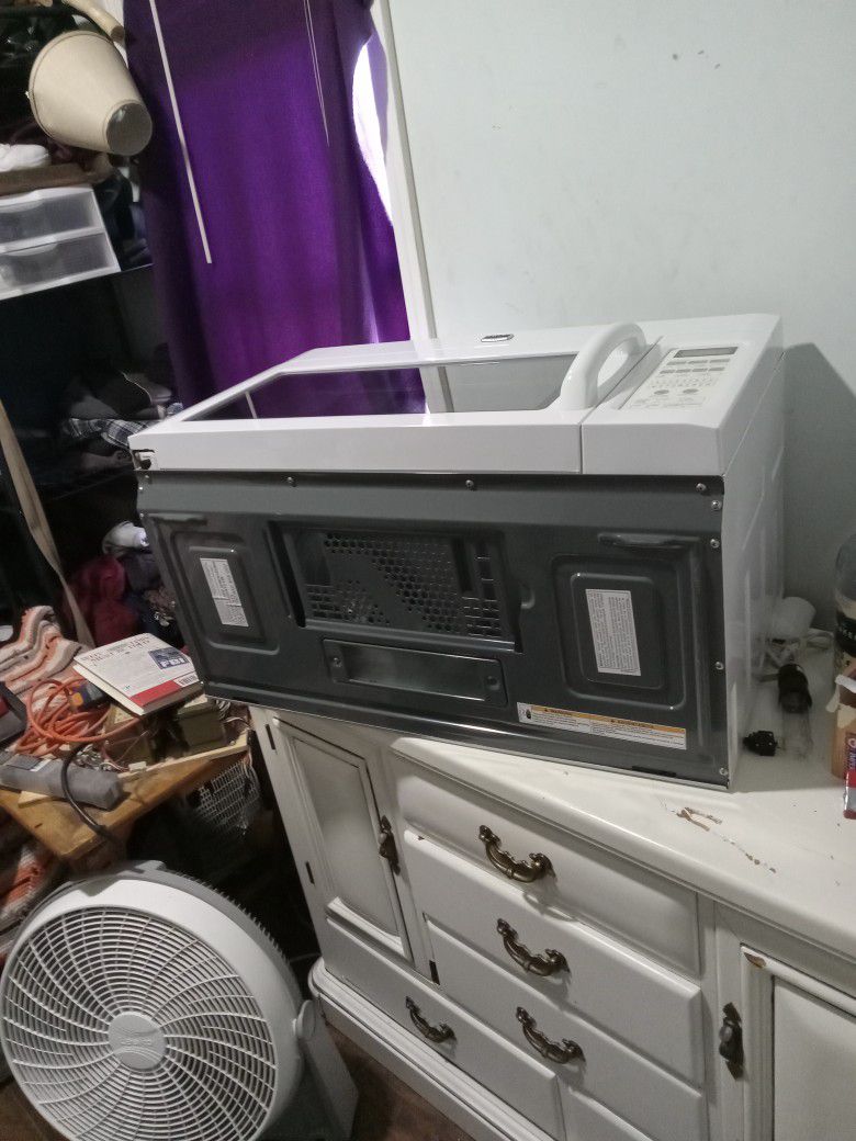 It's a maytag in excellent condition above range this thing is dynamite for the price