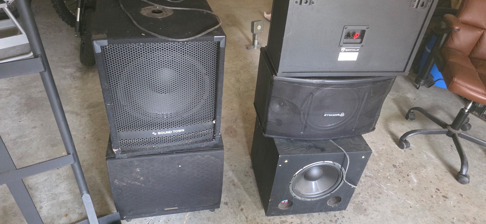2 subs one woofer and 2 8in speakers.