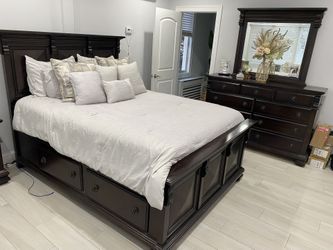 Queen Size Cherry Wood Bed Set