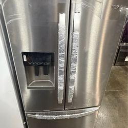 Whirlpool 36in wide French door refrigerator with ice and water 25 cu ft