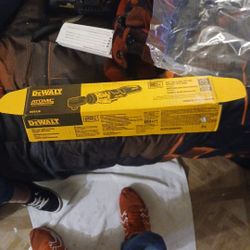 Dewalt Atomic Brushless Compact Wrench  With Charger And Battery 